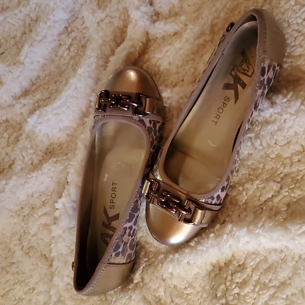 Ladies Ann Klein animal print flats. Size 6m. Excellent condition. Beautiful.